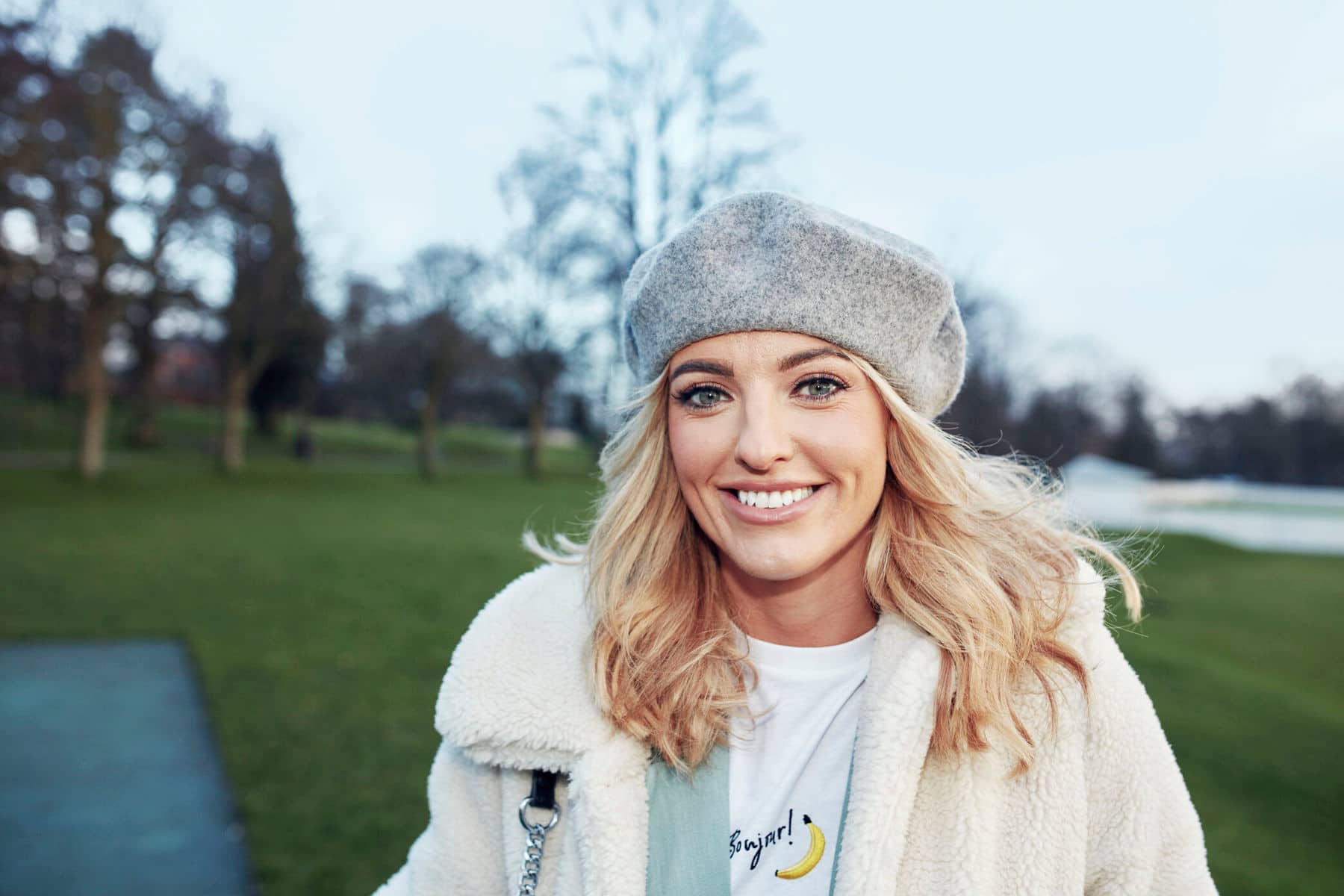 Simone, Stomatr&auml;gerin und Anwenderin von SenSura Mio in Schwarz