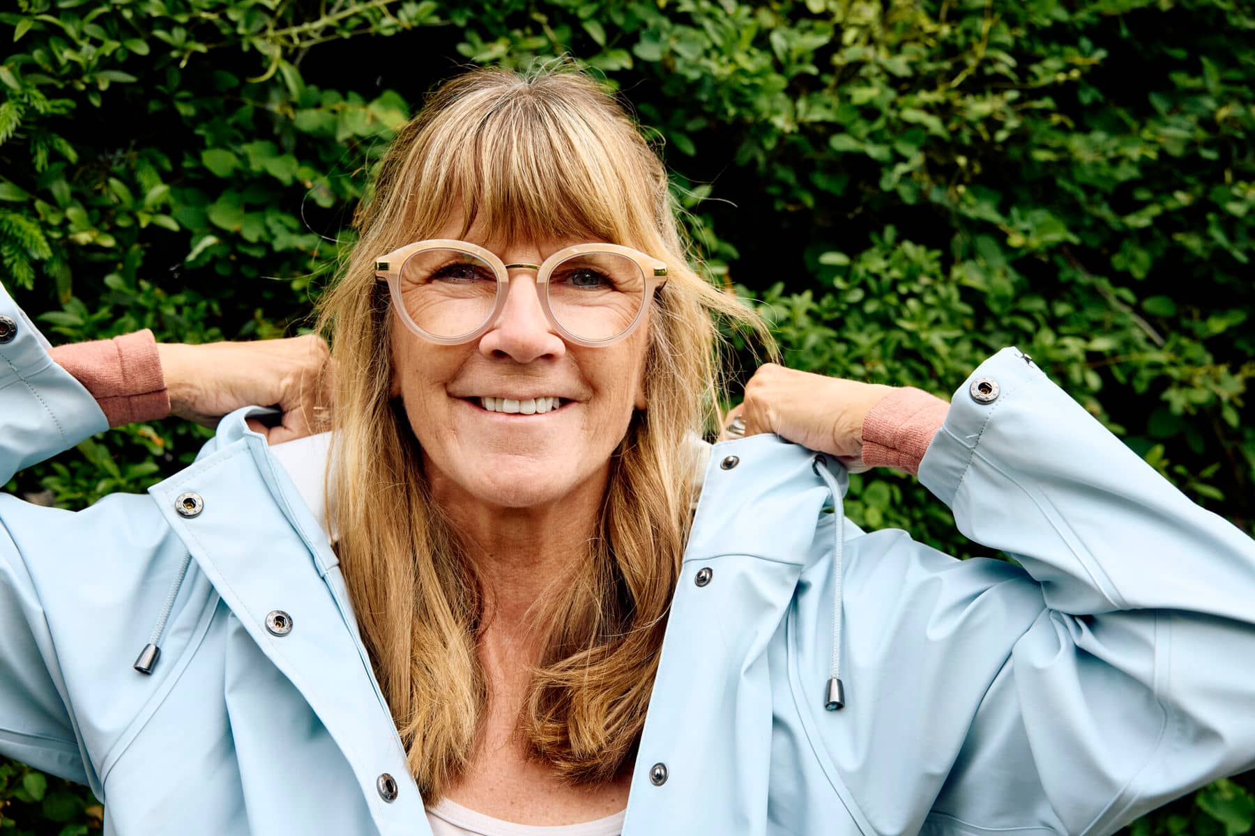 Simone, Stomaträgerin und Anwenderin von SenSura Mio in Schwarz